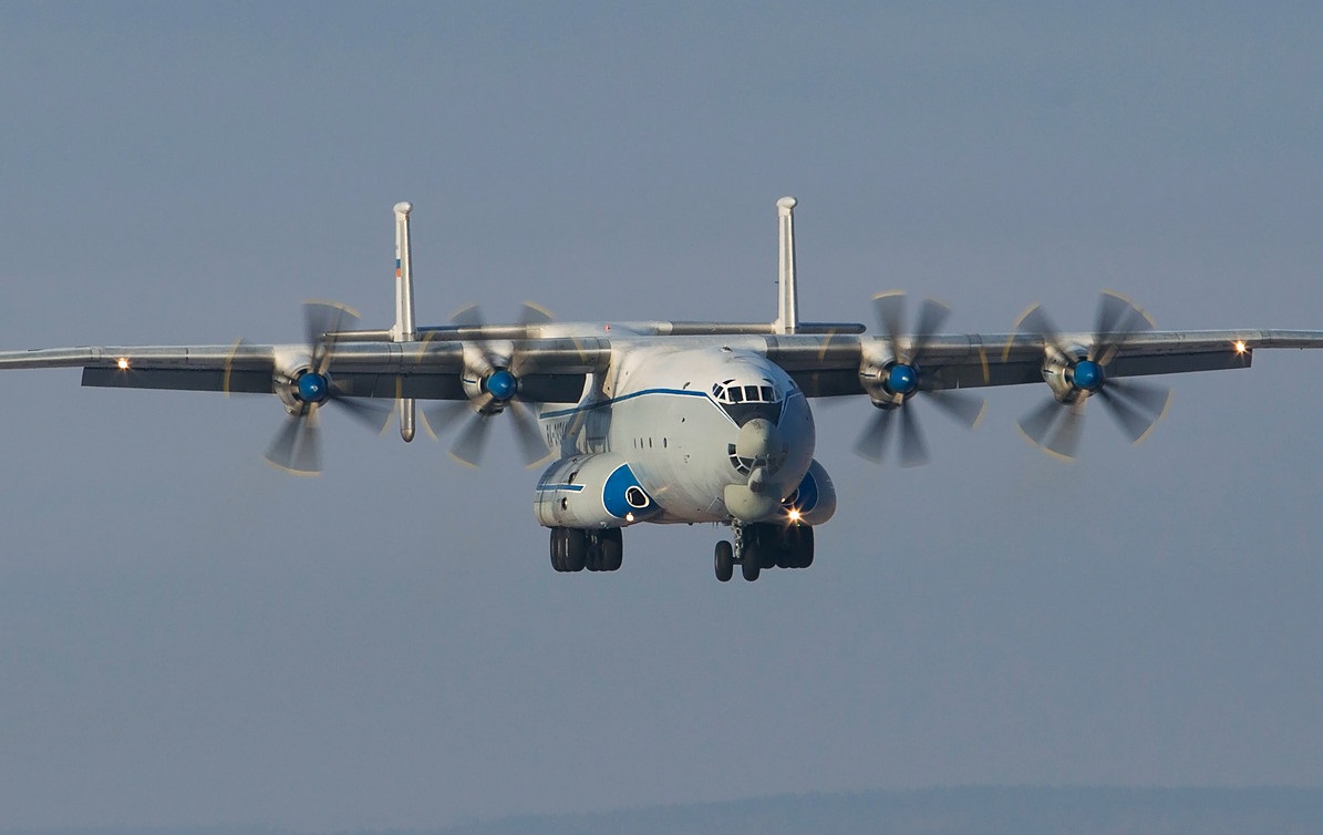 Тяжелый транспортный самолет Ан-22 